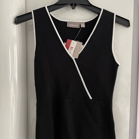 Sleeveless Black with white trim Vneck Cotton Sweater. - Picture 4 of 4